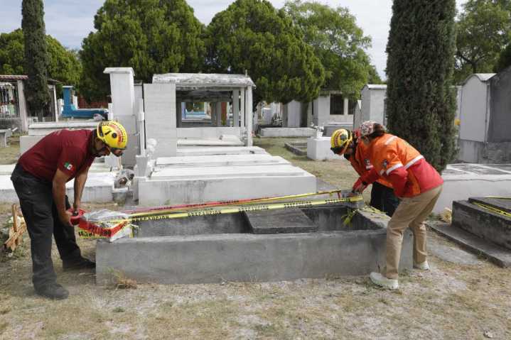 Alista Escobedo panteones para el Día de Muertos
