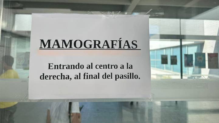 La Junta de Andalucía asegura que hay 2.000 mujeres con pruebas de cáncer de mama dudosas y el servicio de salud contacta una a una con ellas