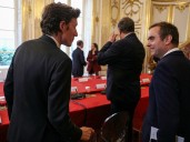 Francia: el nuevo primer ministro designado por Emmanuel Macron ya enfrenta mociones de censura y su continuidad pende de un hilo