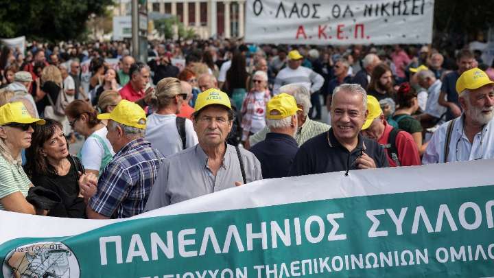 Thousands of workers protest in Greece against 13