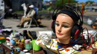 Argentinos venden sus cosas en la odisea por llegar a fin de mes