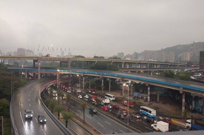 Fuertes lluvias dejan estragos en varias calles de Caracas