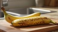 Ni en papel aluminio ni colgarlas en ganchos: cómo guardar las bananas para que duren dos semanas sin madurar