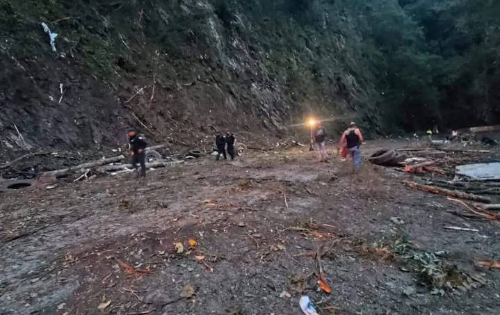 Explosión de pipa paraliza tránsito en tramo Xilitla