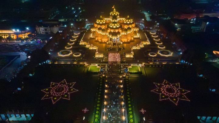 Akshardham temple glows with festive lights as Delhi celebrates Diwali 2025