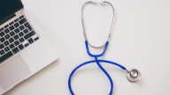 Estetoscopio conoce la IA: así es como ayuda a los médicos a escuchar sonidos ocultos para diagnosticar mejor las enfermedades
