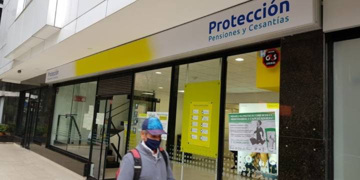 Sura busca quedarse con Protección: ya le puso precio a sus acciones y la movida ya sacude las pensiones de los colombianos