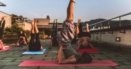 Si eres católico y haces yoga, ojo a lo que dice este cura de Toledo