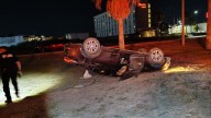 Conductora en estado de ebriedad vuelca su auto en el periférico de Torreón