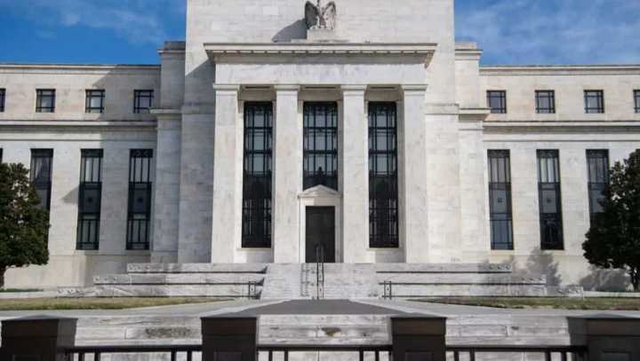 Fed baja tasas de interés por riesgos en el mercado laboral