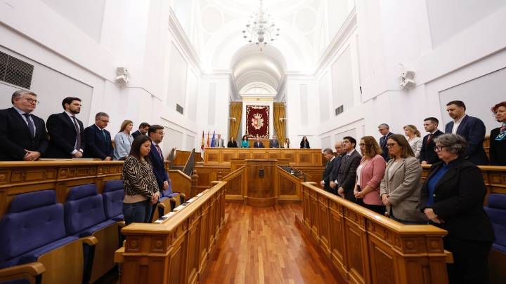 Las Cortes de Castilla-La Mancha guardan un minuto de silencio por víctimas de la DANA