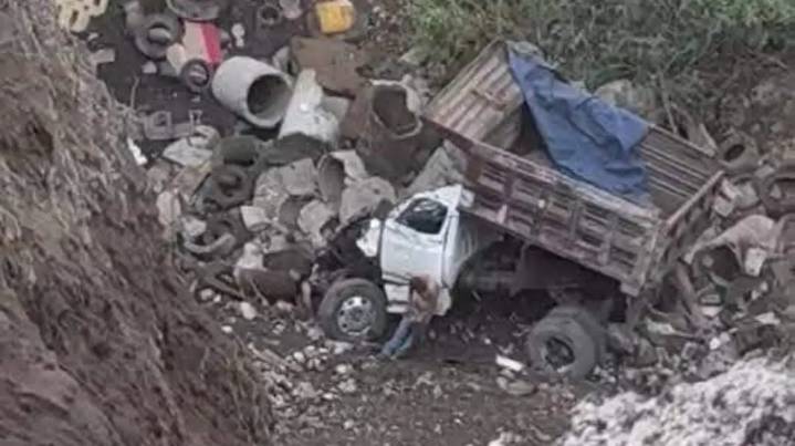 Cae camión de volteo a barranco en zona limítrofe de Chimalhuacán y La Paz