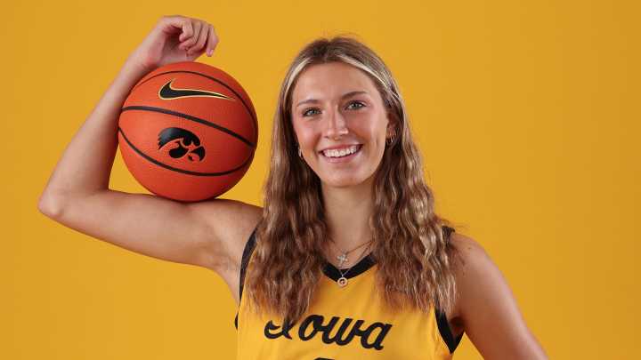 See fans react to McKenna Woliczko Iowa women's basketball commitment
