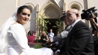 Bárbara Mirján se casa con Cayetano Martínez de Irujo en Sevilla con un vestido de líneas puras, velo infinito y tiara joya