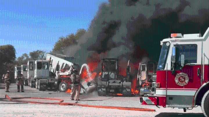 Plane crashes into tractor trailers in Fort Worth, injuries or victims unknown
