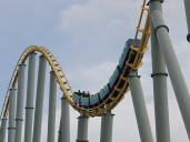 La salvaje montaña rusa Steel Eel de San Antonio, Texas, que va a 104 km/h y dispara la adrenalina
