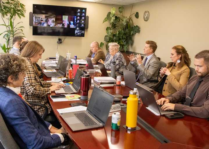 Ethics commission finds Salem Mayor Julie Hoy, 5 councilors broke public meetings law