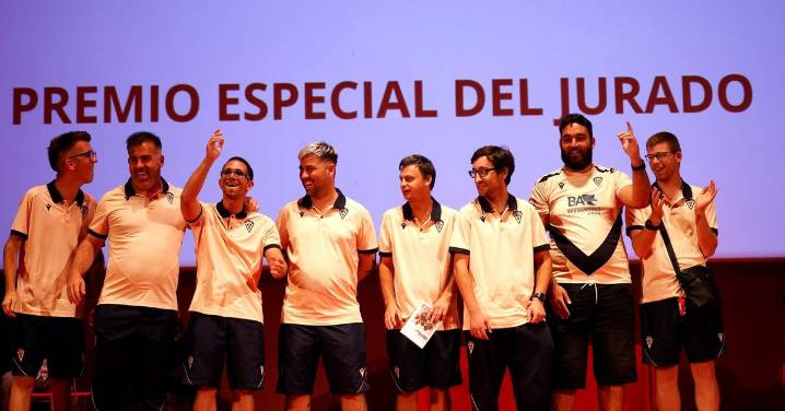 Cruz Roja premia en Cádiz la solidaridad y la entrega de Andalucía