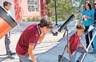 Cautivan a adolescentes la biología y astronomía