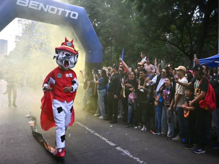 Seres terroríficos deleitan al público con carrera de botargas
