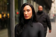 ¡Irreconocible! Demi Lovato sorprende a su llegada a la Semana de la moda de Paris