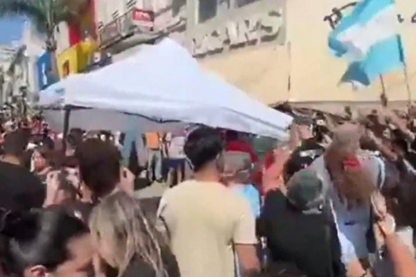 Incidentes, corridas y destrozos: Milei fue repudiado en Santa Fe y tuvo que suspender el acto de campaña