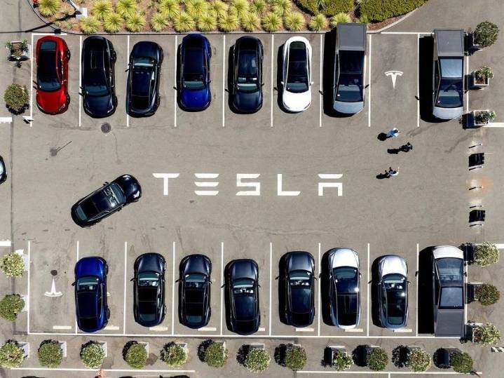 Kin of student killed in Tesla crash say flaw trapped her