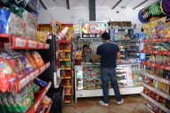 Refresquera pretende usar a pequeños negocios en Puebla para sabotear incremento del IEPS