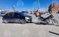 Ahora motociclista resulta lesionado por impacto de Versa