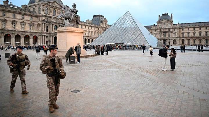 Francia: arrestaron a dos implicados en el robo de joyas del Louvre