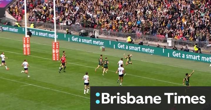 Walsh celebrates try with huge swan dive