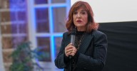 Diputación estrena el documental que ahonda en la trayectoria de la escritora gaditana Elvira Lindo 