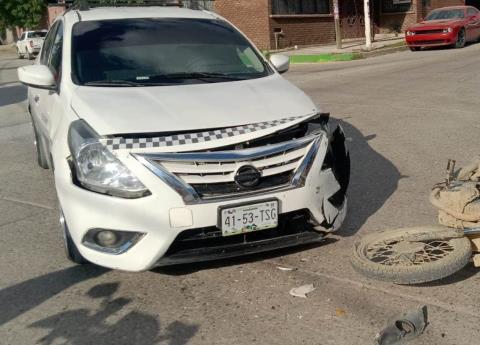 Chocó su moto contra un taxi