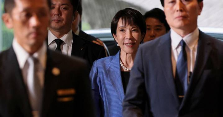 Japón tiene a su primera mujer ministra en la historia: Sanae Takaichi