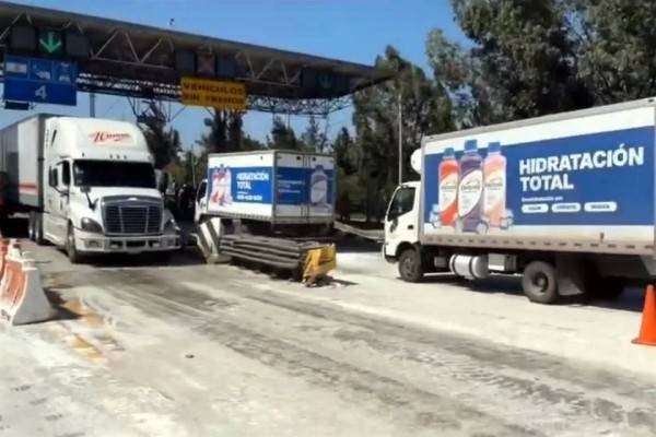 Quitan campesinos bloqueos en algunas carreteras