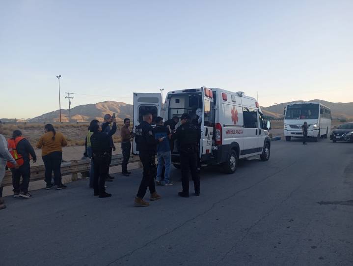 Joven se lesiona al caer mientras limpiaba el canal Sacramento en Lerdo