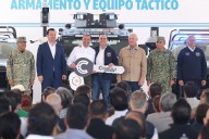 Blindaje de Coahuila continúa: entrega Manolo 160 patrullas, cientos de armas y equipo táctico