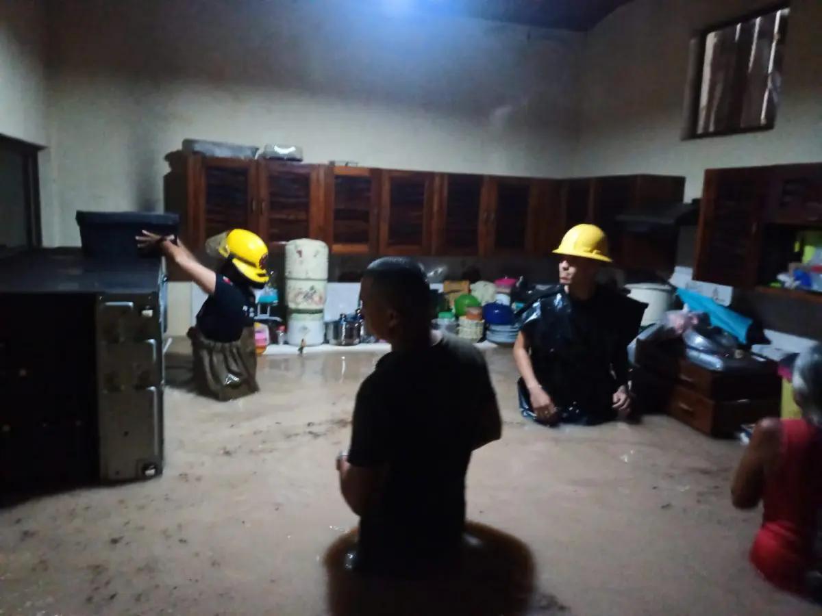 Más de 300 viviendas afectadas por inundaciones en Puerto Vallarta; continúa operativo de apoyo