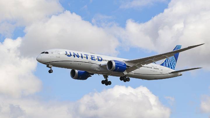 LAX-bound flight detours after plane's windshield cracks mid