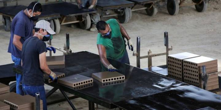 Aumento del salario mínimo para 2026 presionaría con mala noticia que se reflejaría al hacer mercado o pagar servicios