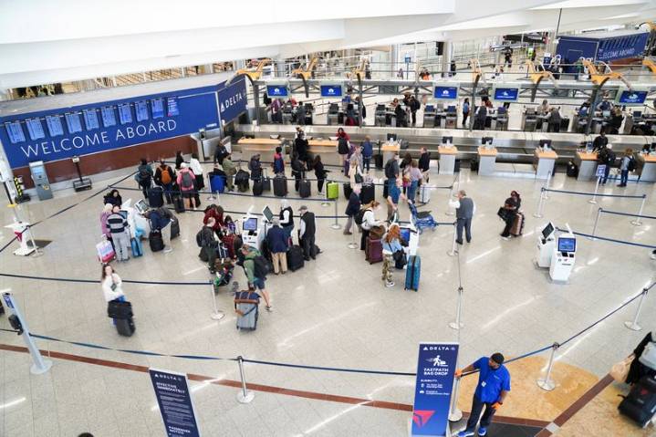 Senators urge Trump to reconsider dropping Biden airline compensation plan