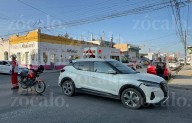 Motociclista choca contra camioneta en la Zona Centro de Saltillo