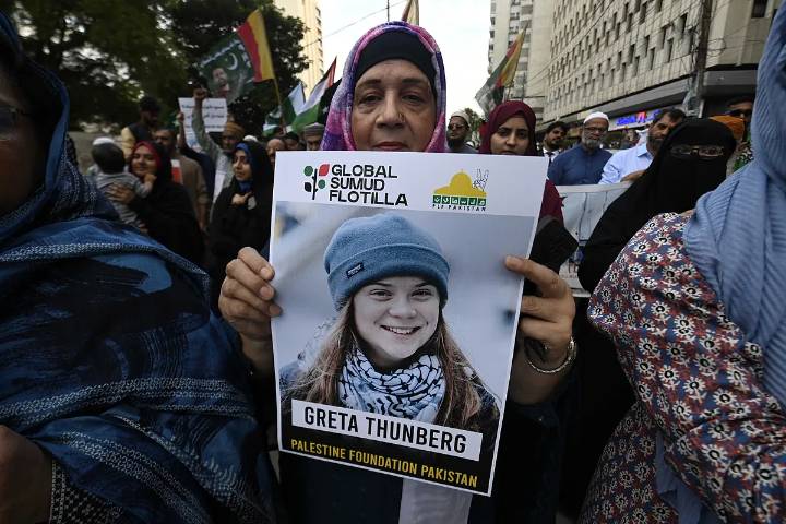 Uno de los ministros ultras del Gobierno israelí visita a los 473 detenidos de la flotilla: "¡Son terroristas!"