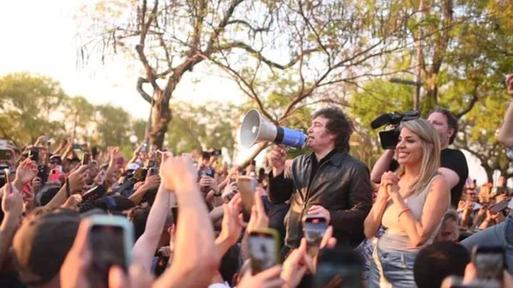 Milei retoma la campaña con visitas a Santiago del Estero y Tucumán y recorridas bonaerenses