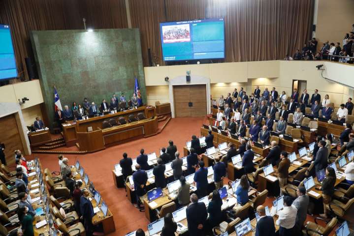 Colegio de Profesores califica como "una falta de respeto" ausencia de diputados regionales en importante votación