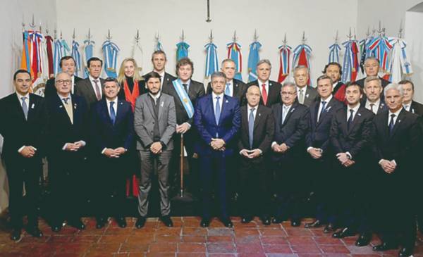 Milei convocó para hoy a los gobernadores «dialoguistas» para un encuentro en Casa Rosada