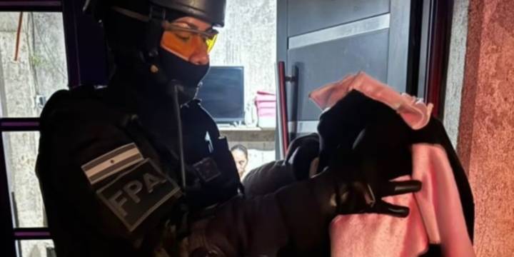 Detuvieron a una pareja en Córdoba con más de mil dosis de drogas listas para la venta