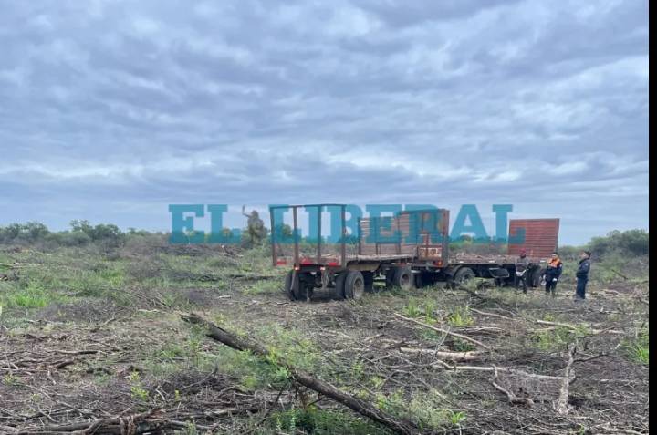 Conmoción en el interior: trabajador cayó de un acoplado y murió aplastado por una de las ruedas
