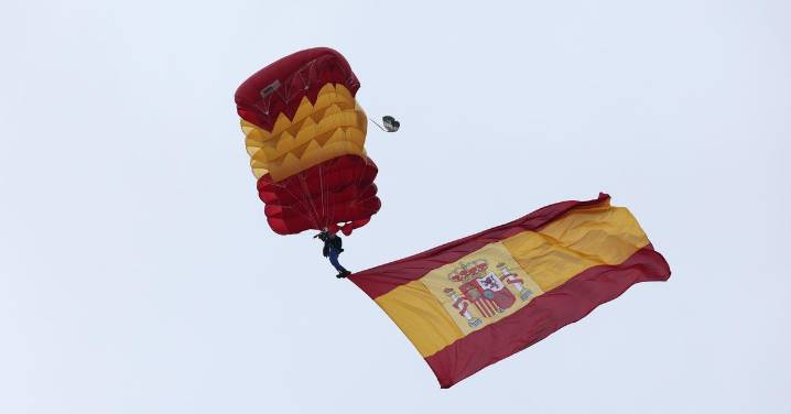 Miles de personas arropan un desfile del Día de la Hispanidad marcado por el mal tiempo y los abucheos a Sánchez