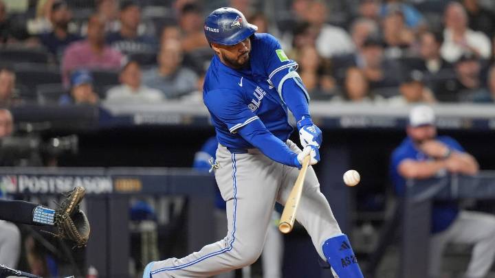 Blue Jays scratch Santander with lower back tightness, Schneider in for Game 2